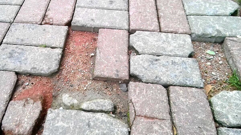Почему тротуарная плитка теряет свой цвет